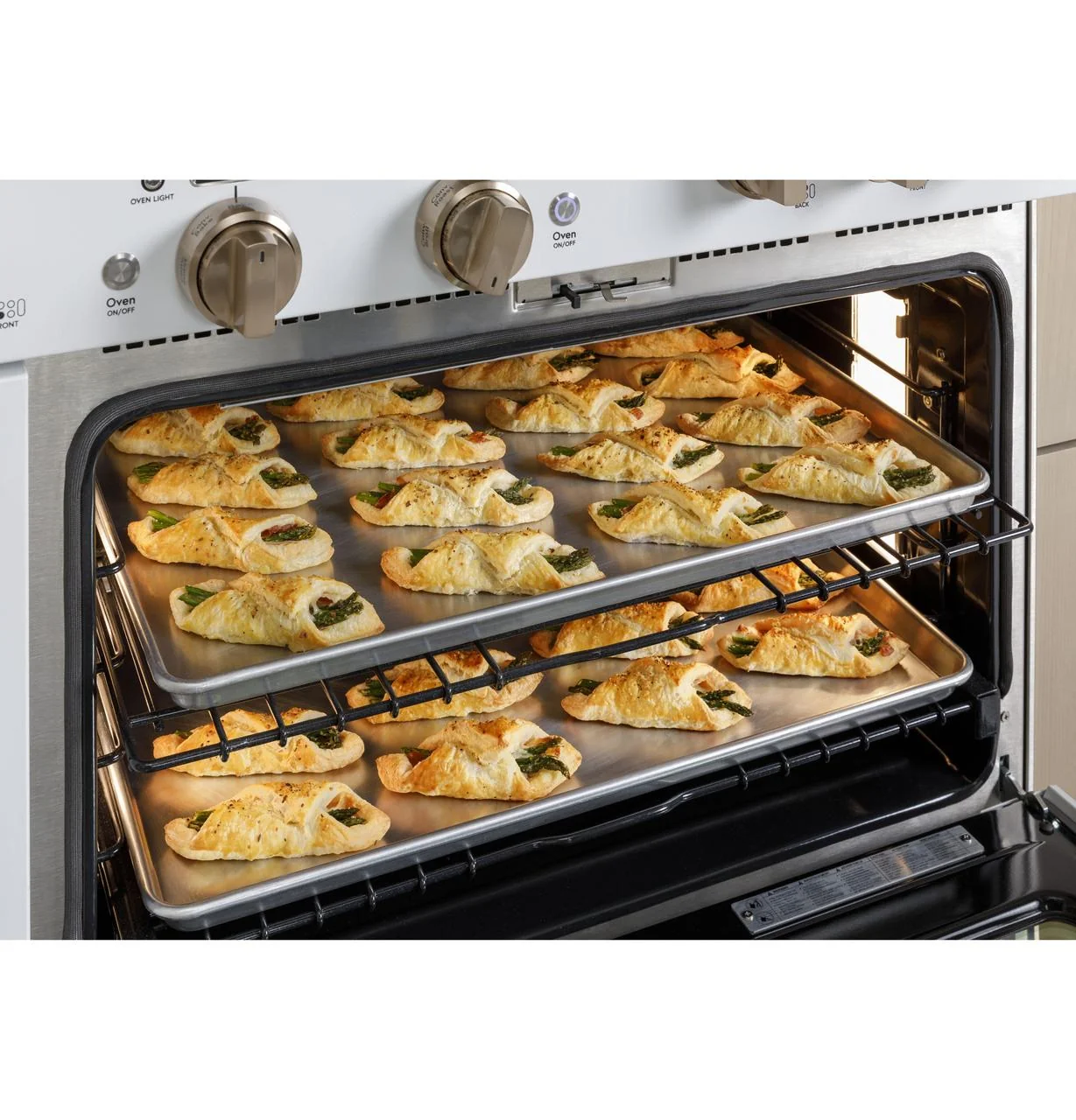 Cafe C2Y486P3TD1 CAF(EBACK)™ 48" Smart Dual-Fuel Commercial-Style Range with 6 Burners and Griddle (Natural Gas) - Image 24