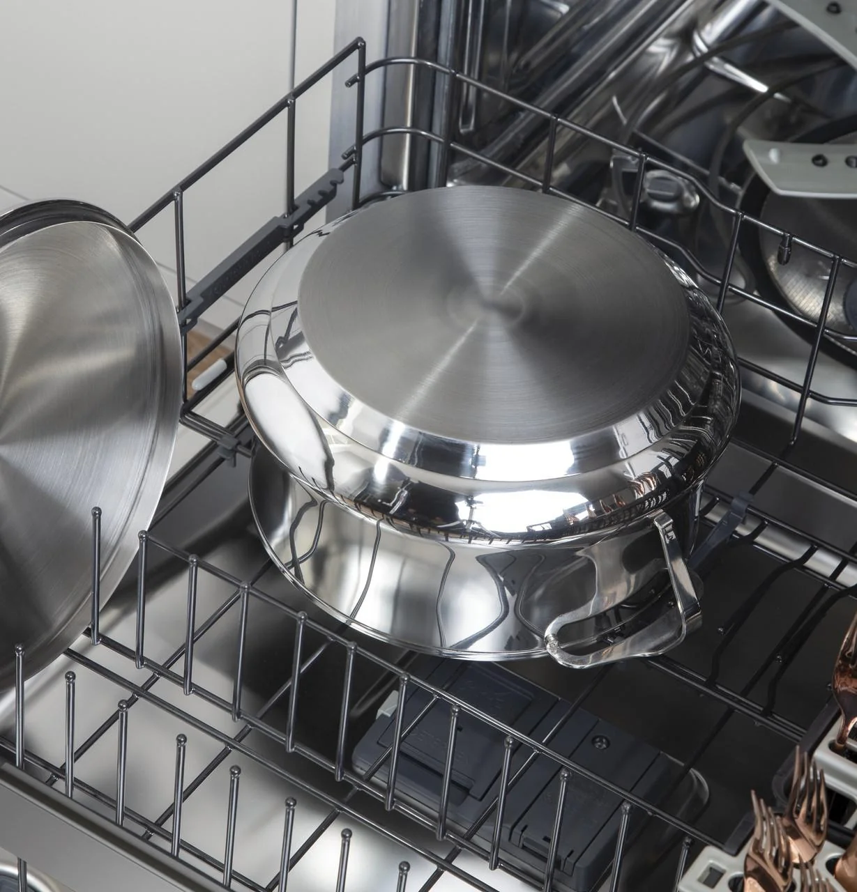 Cafe Caf(eback)™ ENERGY STAR® Stainless Steel Interior Dishwasher with Sanitize and Ultra Wash - Image 10