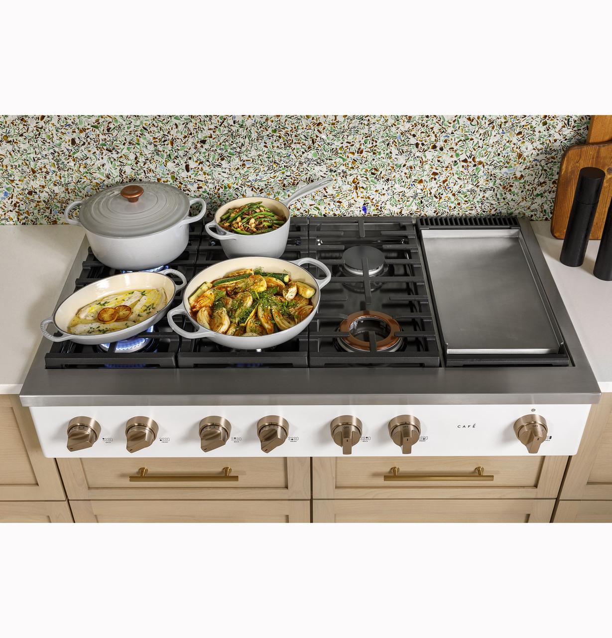 Cafe CGU486P2TS1 CAF(EBACK)™ 48" Commercial-Style Gas Rangetop with 6 Burners and Integrated Griddle (Natural Gas) - Image 11