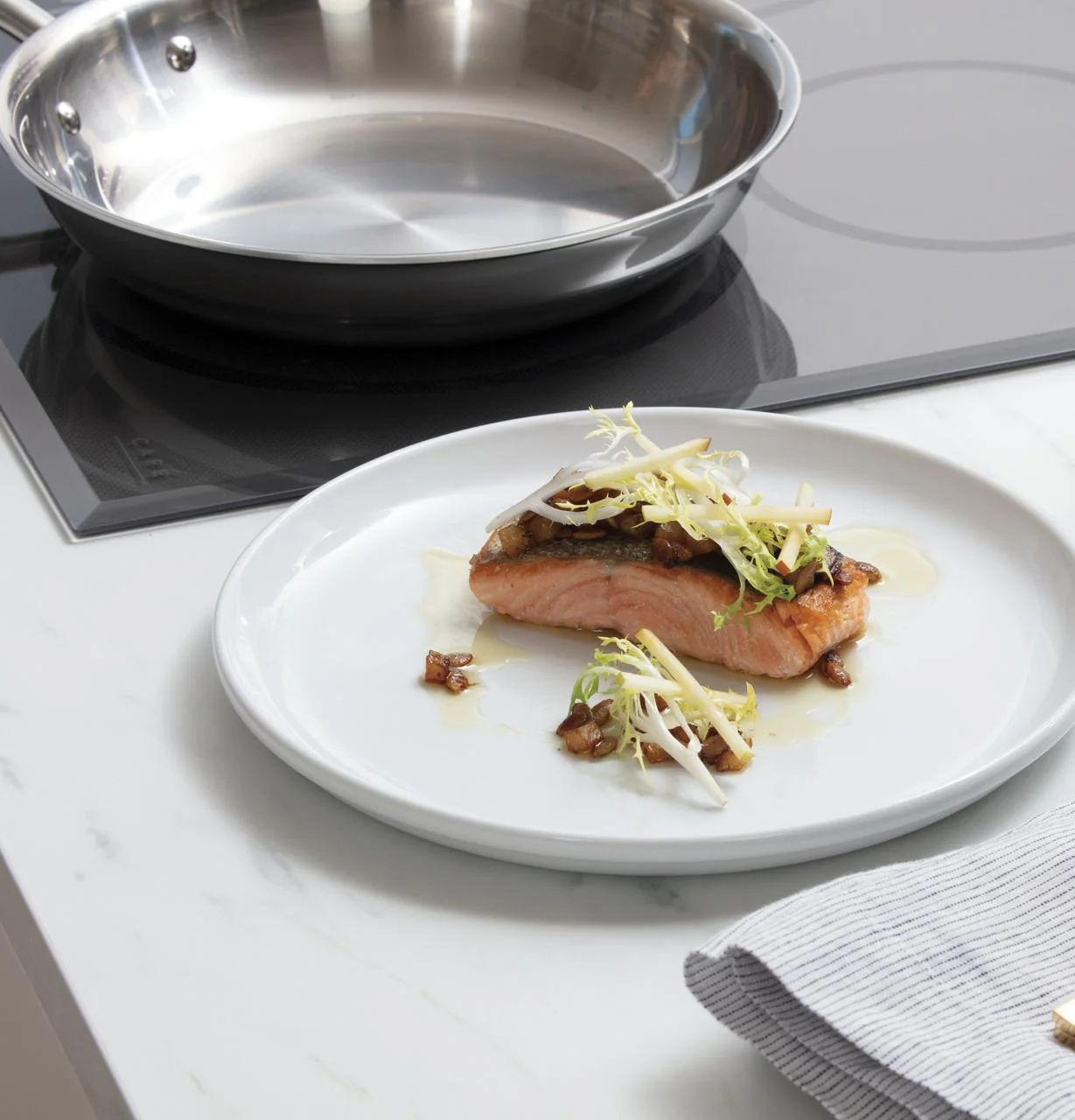 Caf(eback)™ 36" Smart Touch-Control Induction Cooktop - Image 10