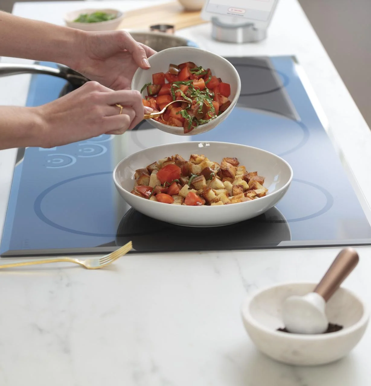 Caf(eback)™ 36" Smart Touch-Control Induction Cooktop - Image 18