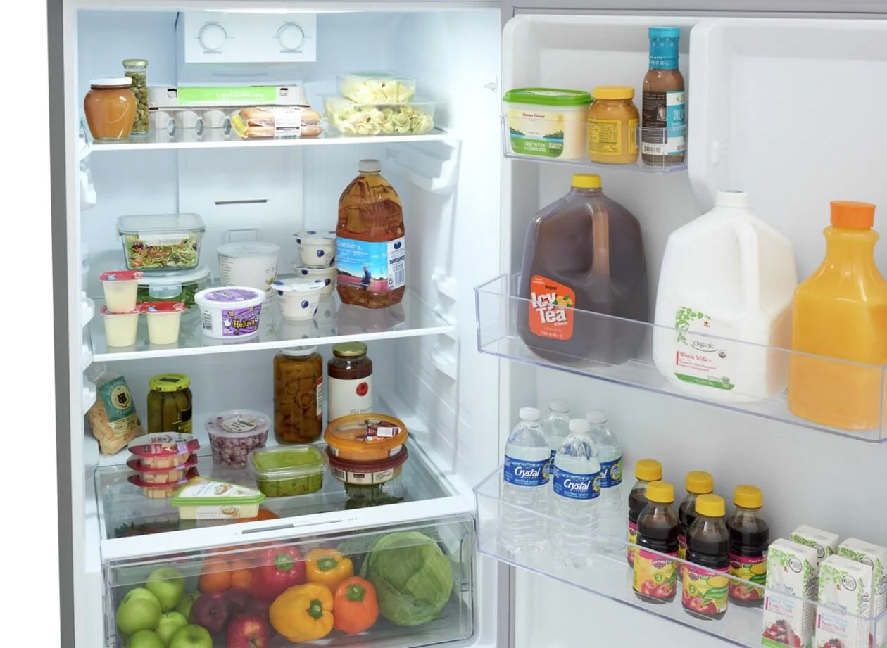 Frigidaire FRTE1622AW 16 Cu. Ft. Garage Ready Top Freezer Refrigerator - Image 4