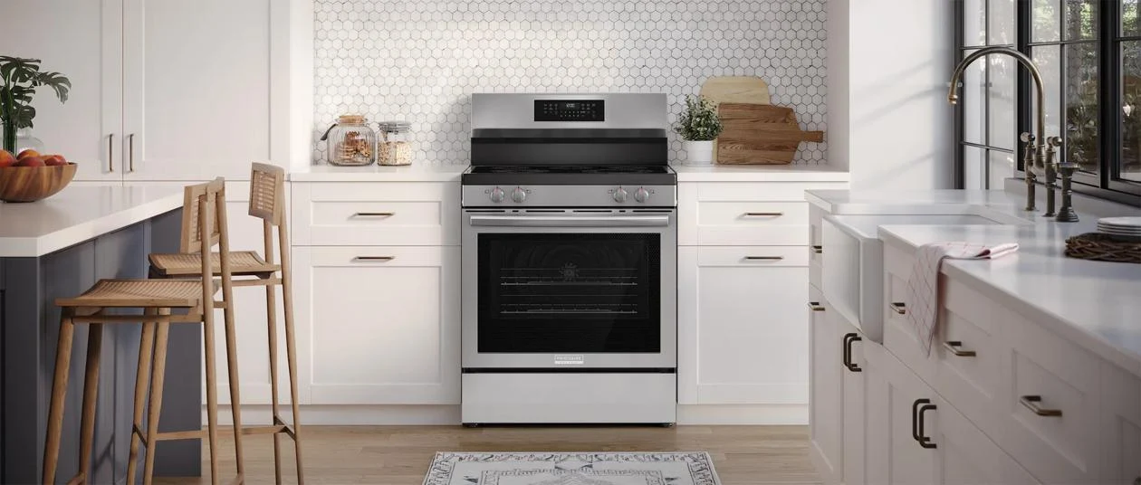 Frigidaire GCRE3059BF 30" Rear Control Electric Range with Air Fry - Image 4