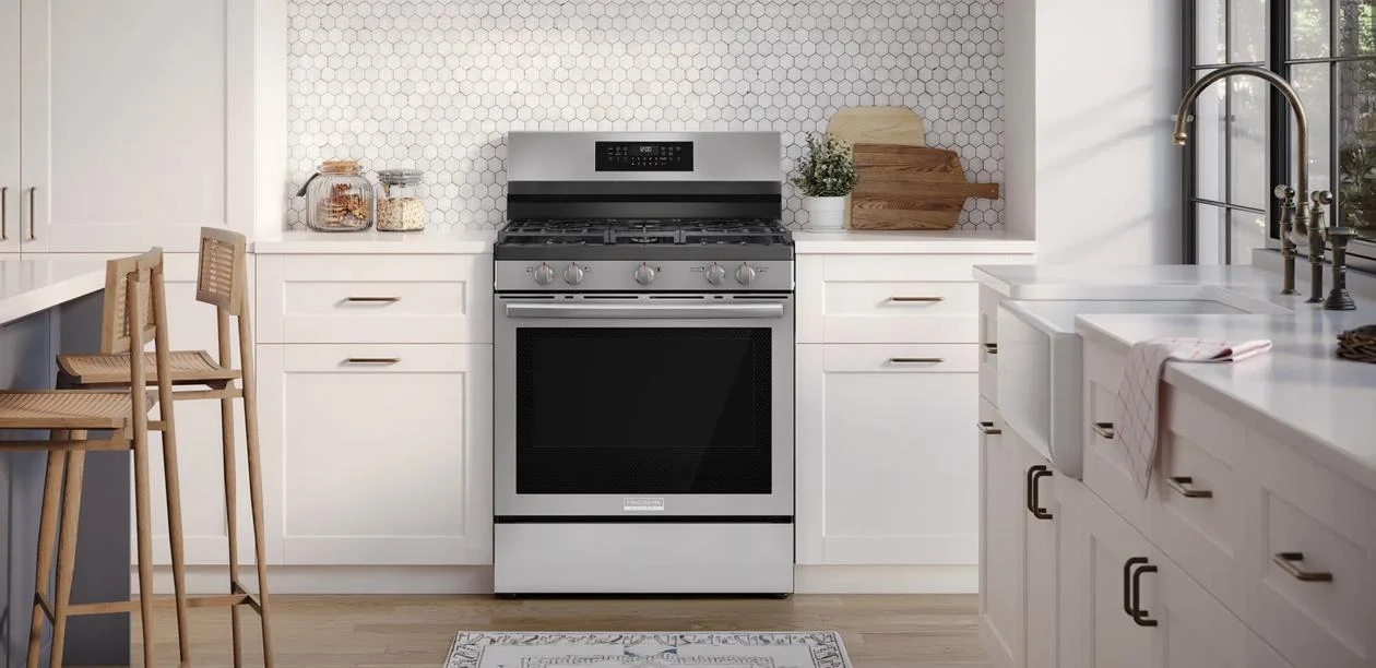 Frigidaire GCRG3059BF 30" Rear Control Gas Range with Air Fry - Image 4