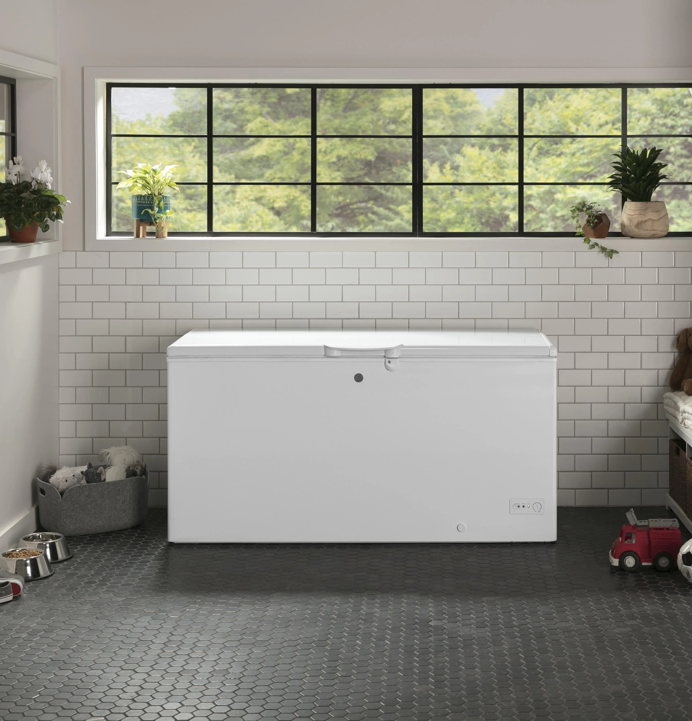 FCM16DLWW GE® ENERGY STAR® 15.7 Cu. Ft. Manual Defrost Chest Freezer - Image 14