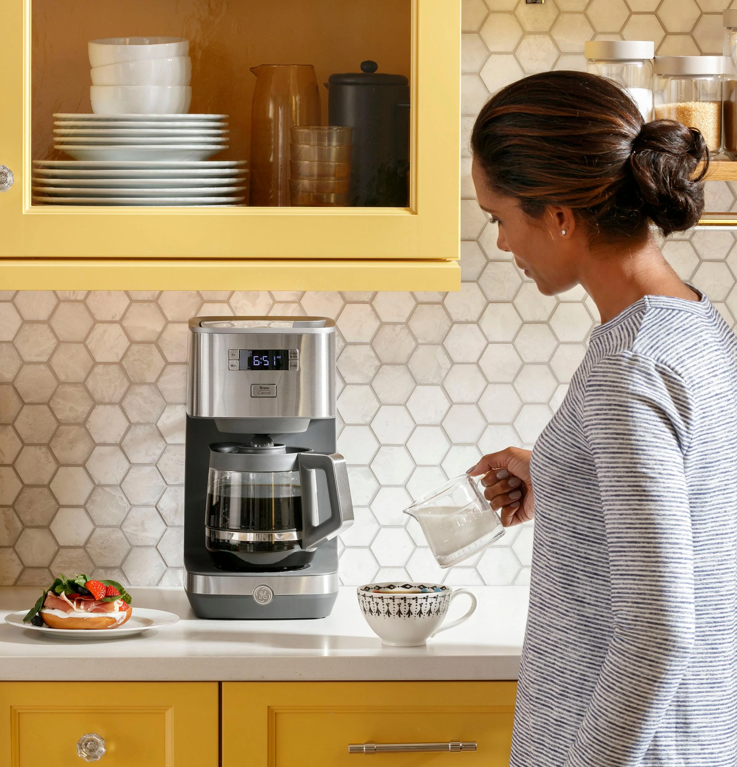 G7CDAASSPSS GE Drip Coffee Maker with Glass Carafe - Image 15