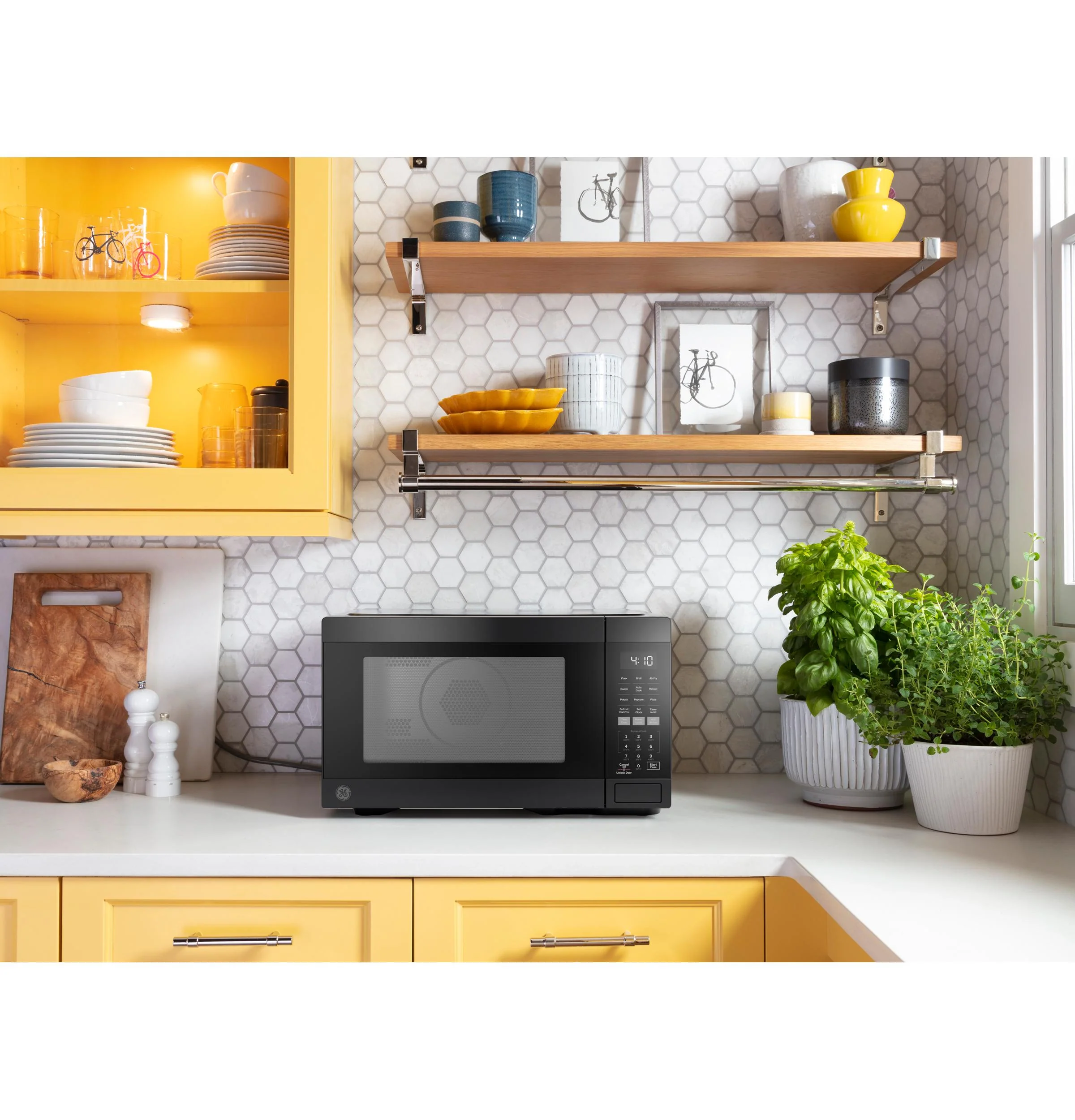GCST10A1WBB GE® 1.0 Cu. Ft. Capacity Countertop Convection Microwave Oven with Air Fry - Image 6