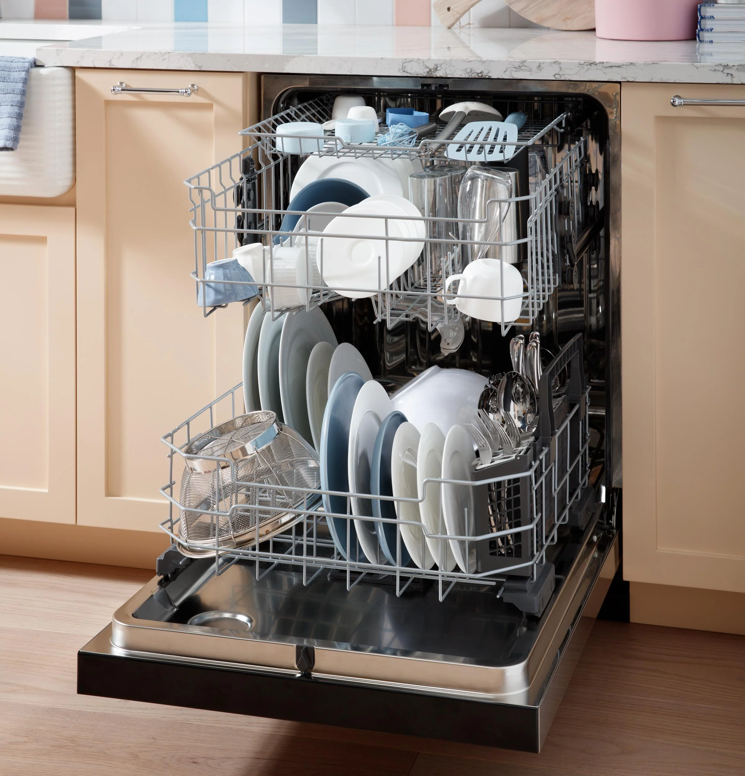 GDF650SYVFS GE® ENERGY STAR® Front Control with Stainless Steel Interior Dishwasher with Sanitize Cycle - Image 9