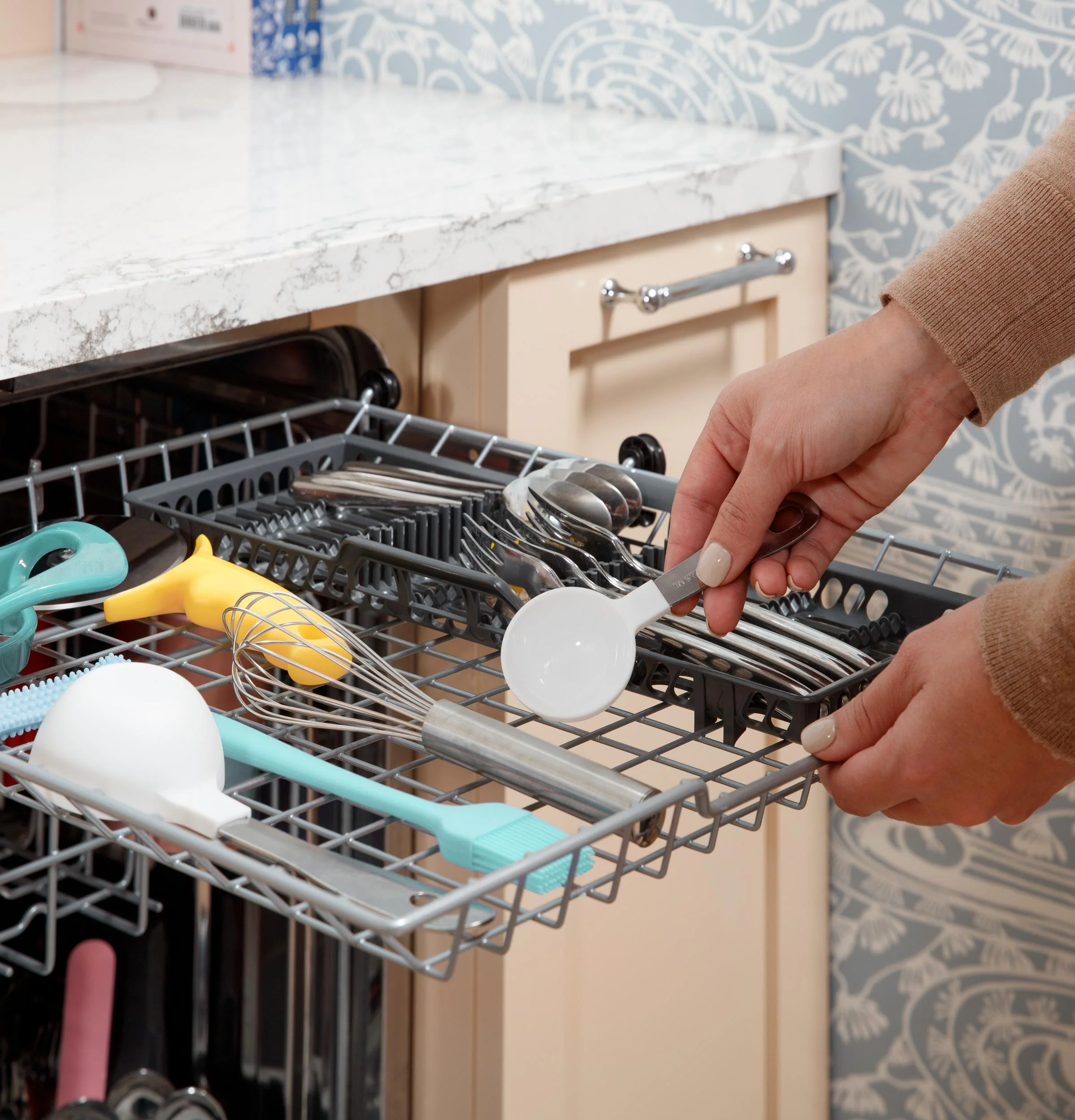 GDT670SMVES GE® ENERGY STAR® Top Control with Stainless Steel Interior Dishwasher with Sanitize Cycle - Image 7