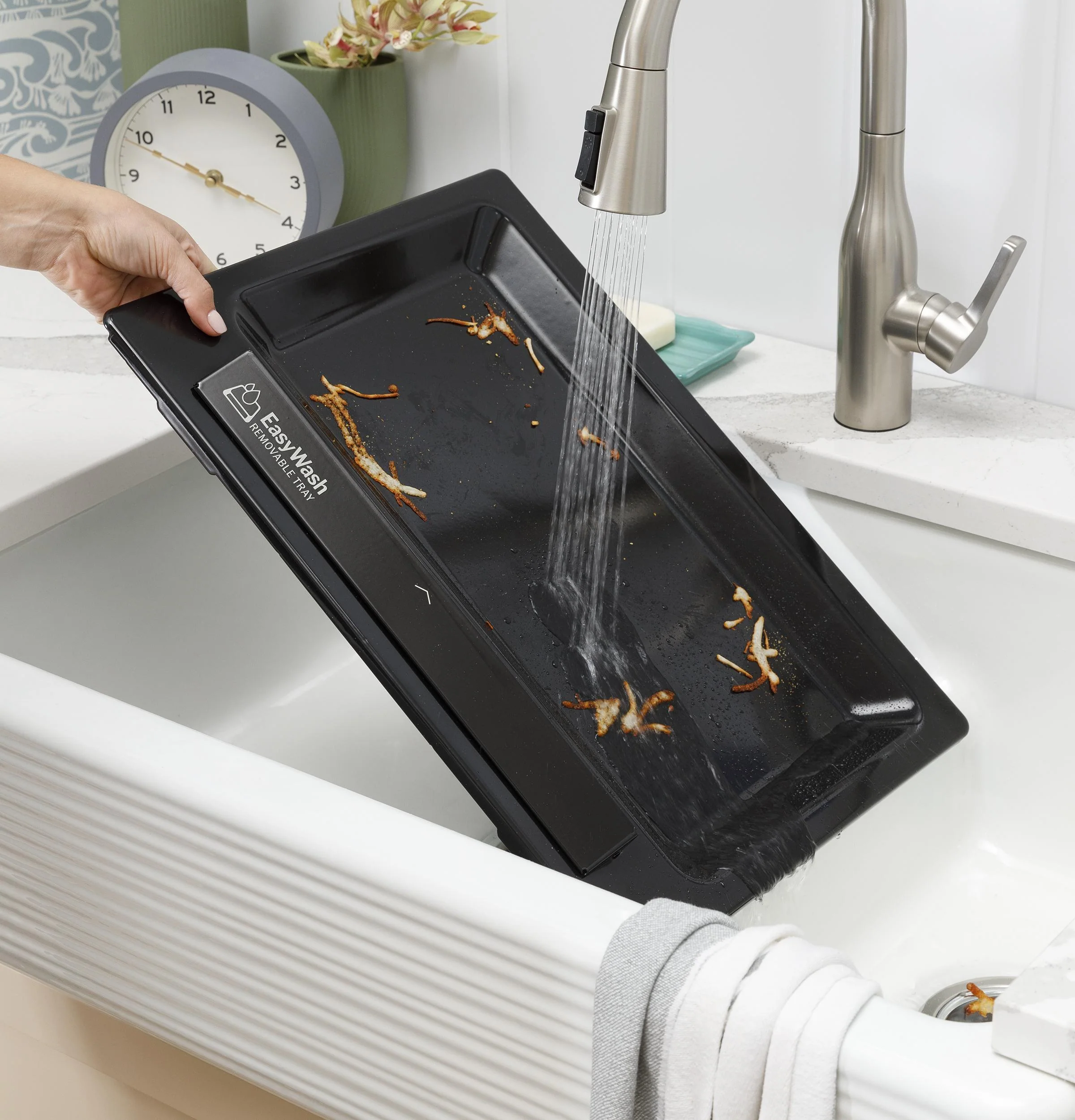 GGF600AVWW GE® 30" Free-Standing Gas Convection Range with No Preheat Air Fry and EasyWash™ Oven Tray - Image 10