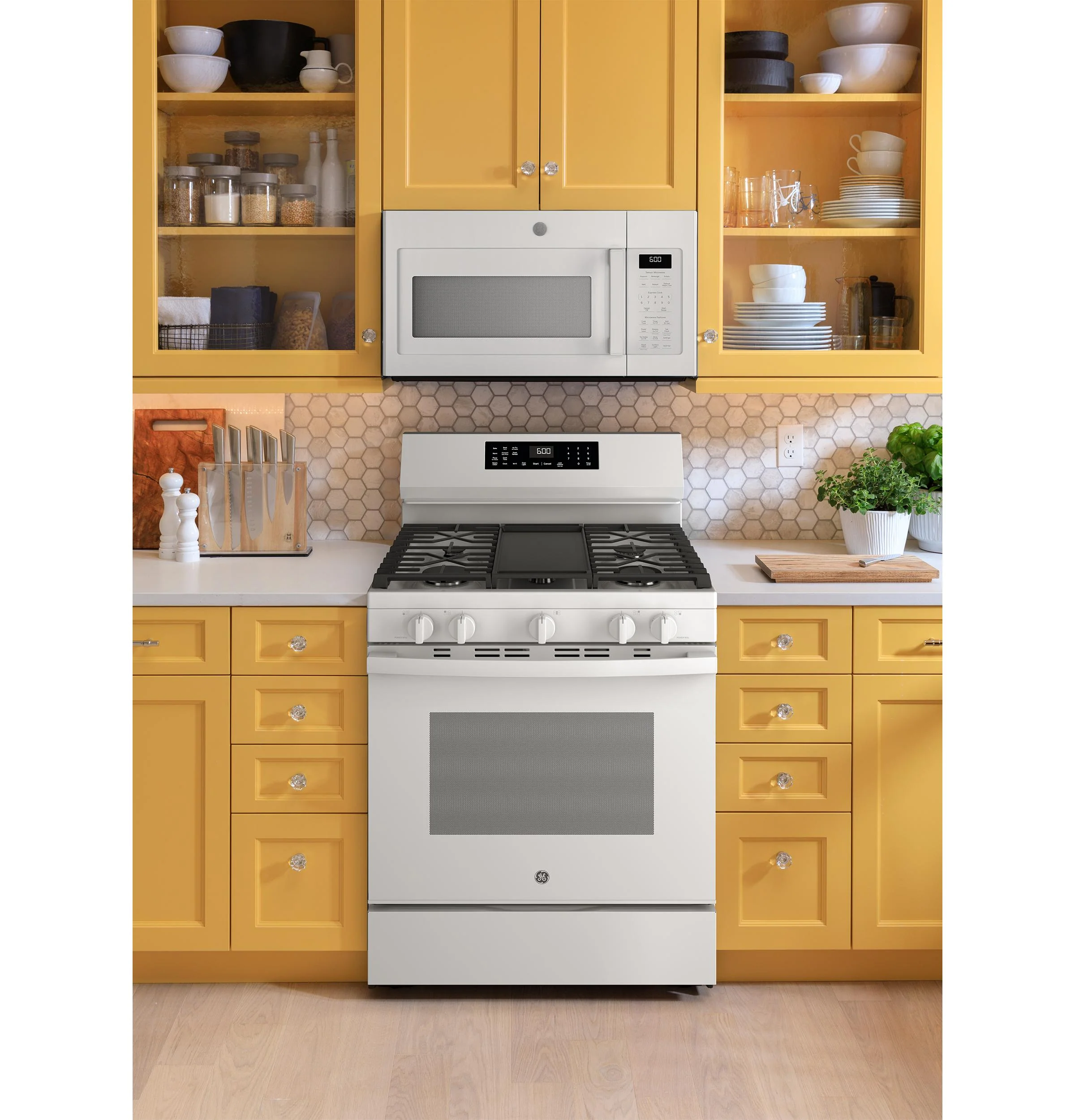 GGF600AVWW GE® 30" Free-Standing Gas Convection Range with No Preheat Air Fry and EasyWash™ Oven Tray - Image 6