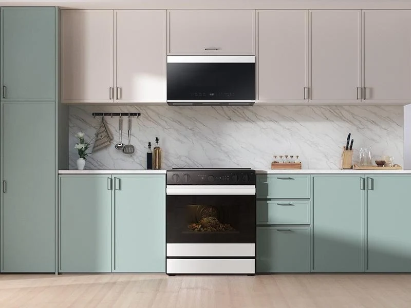 Samsung NSE6DB850212 Bespoke 6.3 cu. ft. Smart Slide-In ENERGY STAR® Certified Electric Range with Air Fry in White Glass - Image 4