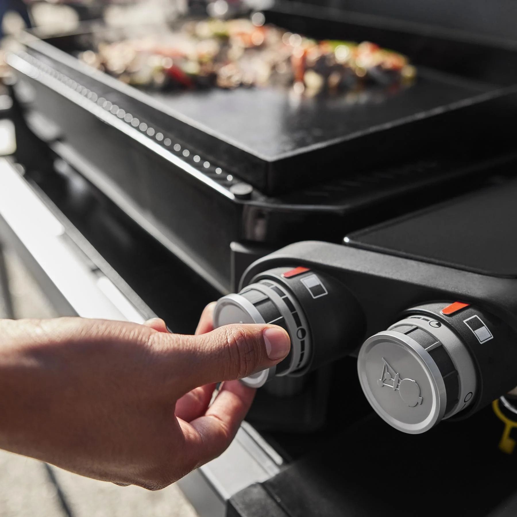 Weber 1500532 Slate® 22 Rust-Resistant Tabletop Griddle - Black - Image 4