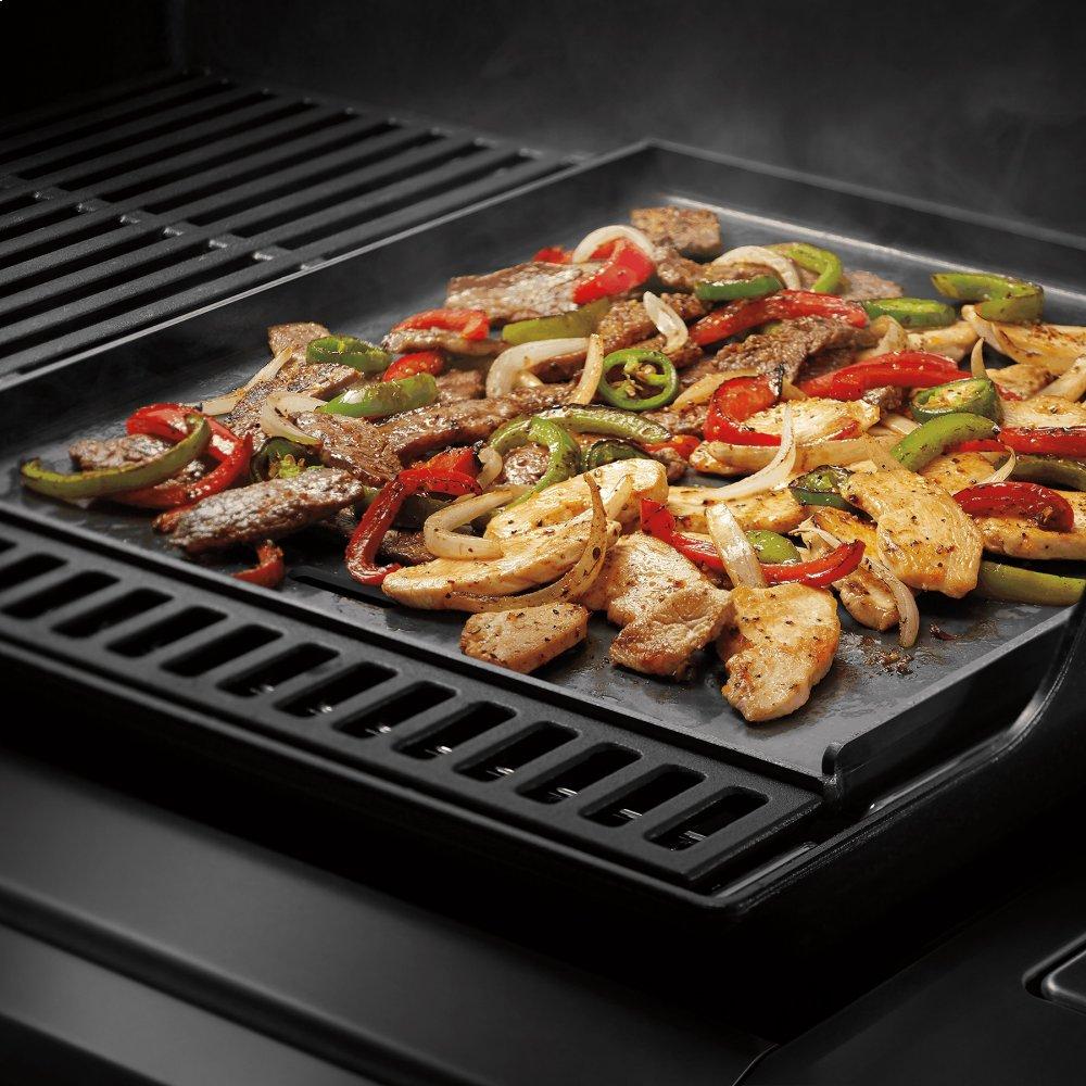 GENESIS E-325s with WEBER CRAFTED Griddle - Natural Gas - Image 5